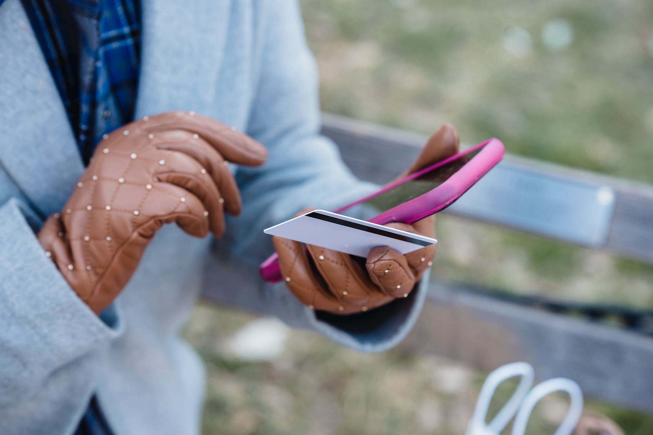 Know The Difference Between Debit Vs Credit Cards